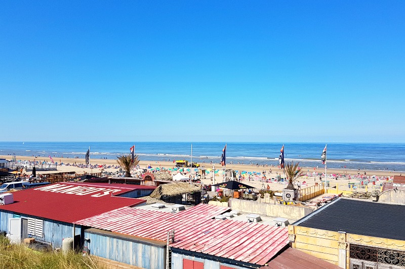 Bustling_Beach_at_Zandvoort