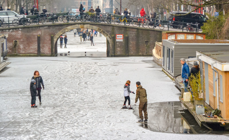 Brouwersgracht ice skating in Amsterdam