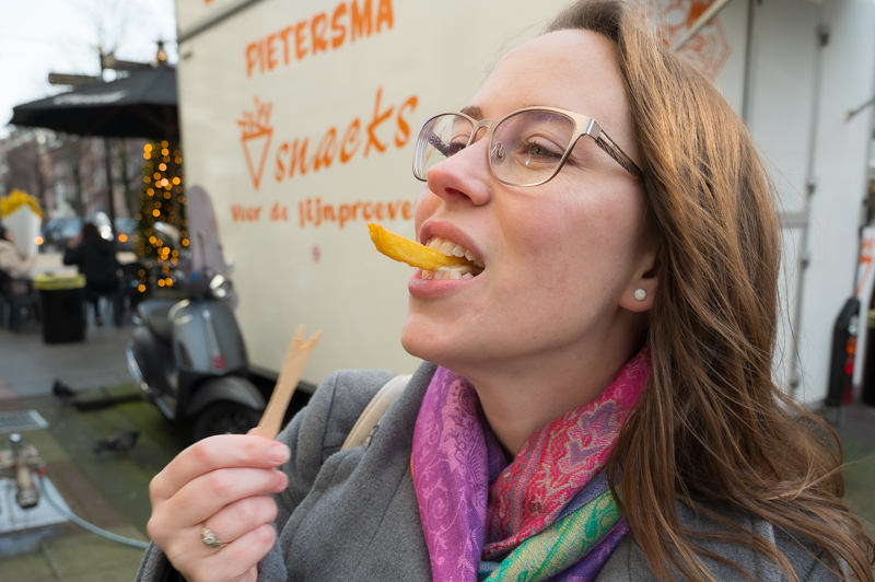 woman eating fries at the Albert Cuyp market